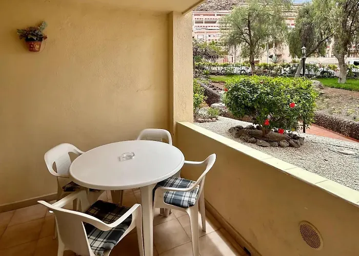 In Castle Harbour , Cristianos *